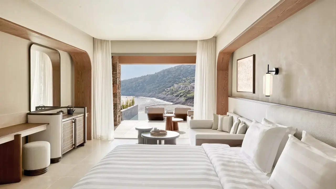 Nowoczesna sypialnia z widokiem w Daios Cove Luxury Resort & Villas