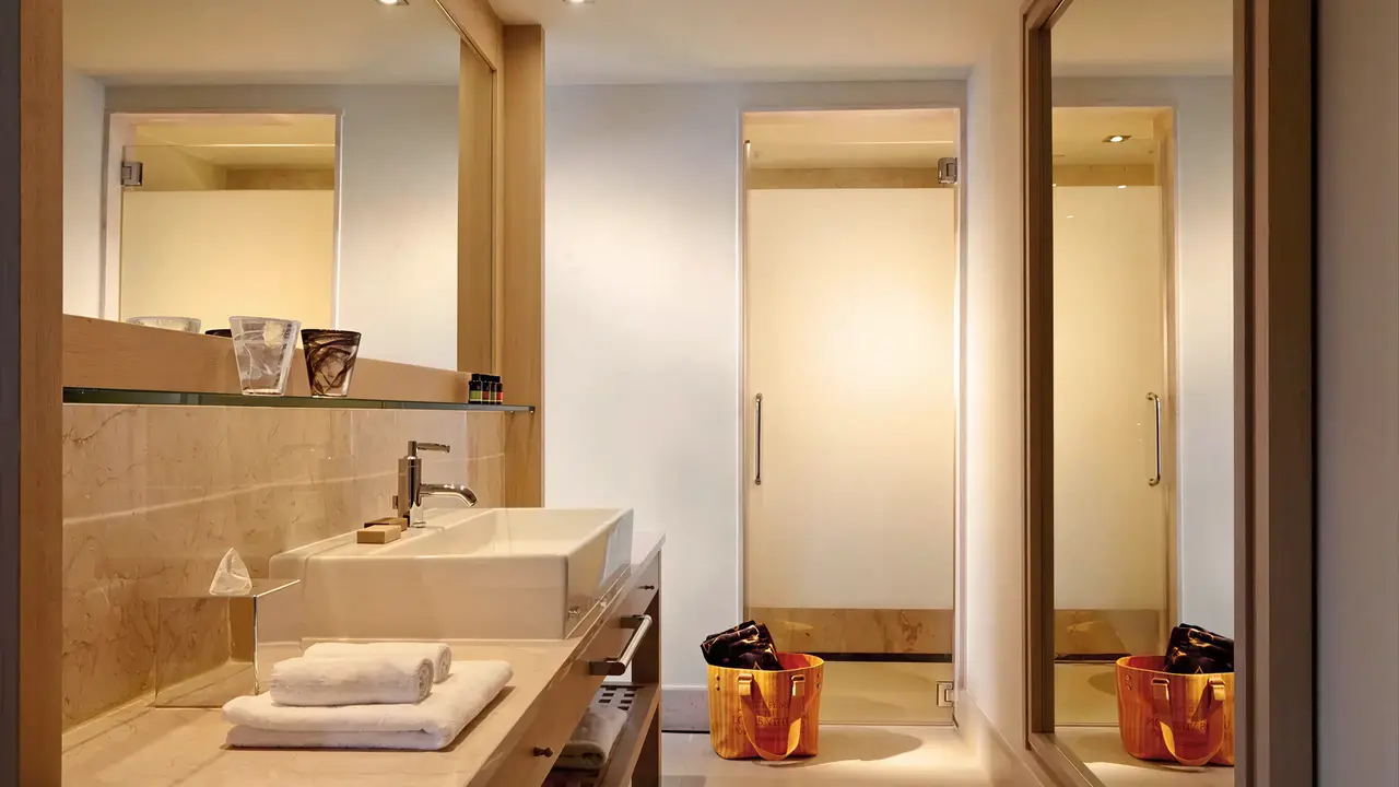 Łazienka w hotelu Daios Cove Luxury Resort & Villas z białym umywalką