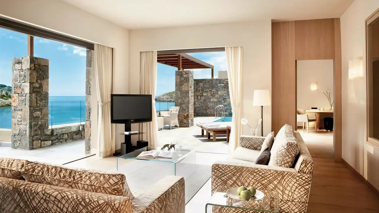 Nowoczesny salon w Daios Cove Luxury Resort & Villas z widokiem na morze