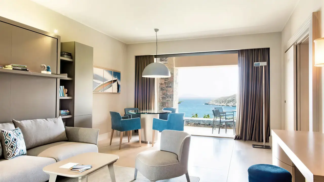 Nowoczesny salon w pokoju hotelowym Daios Cove Luxury Resort & Villas