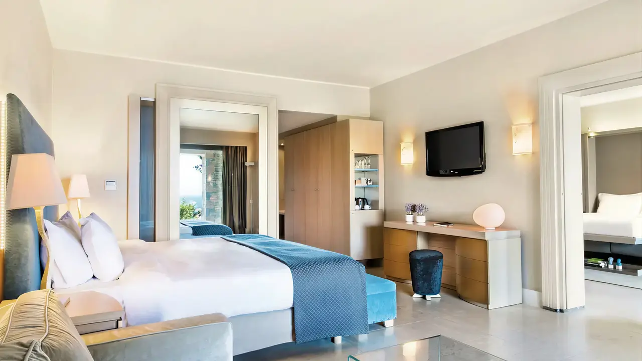 Nowoczesny pokój z łóżkiem w Daios Cove Luxury Resort & Villas