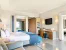 Nowoczesny pokój z łóżkiem w Daios Cove Luxury Resort & Villas