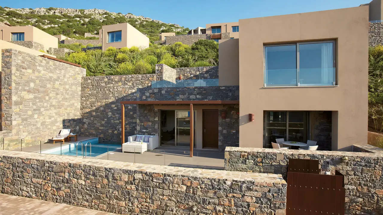Prywatny taras z basenem w Daios Cove Luxury Resort & Villas
