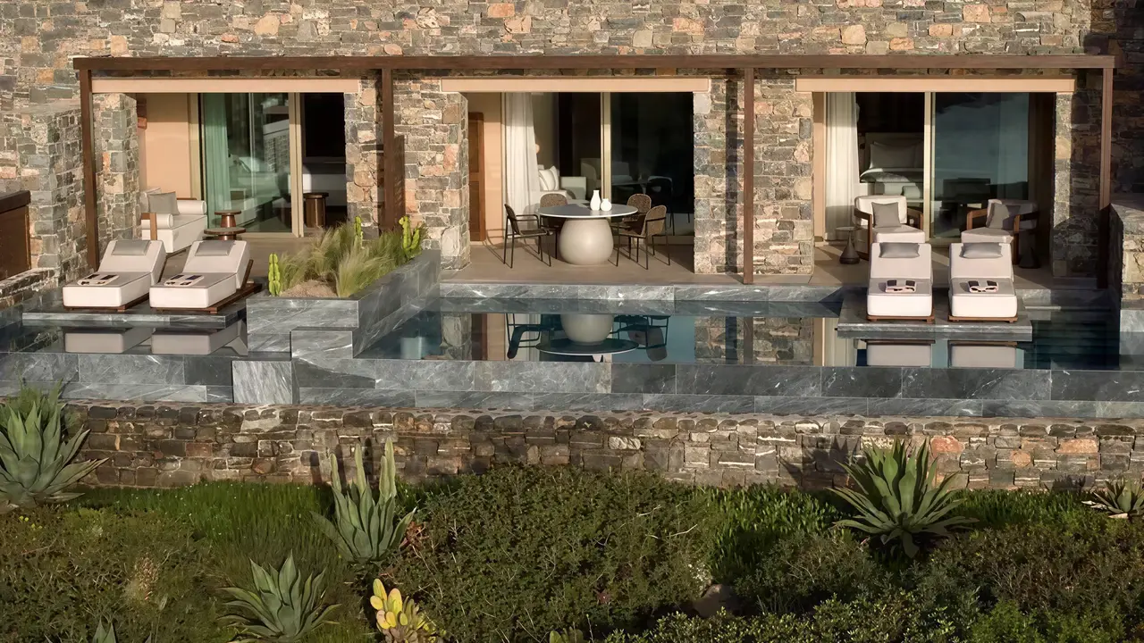 Prywatny basen i taras w Daios Cove Luxury Resort & Villas