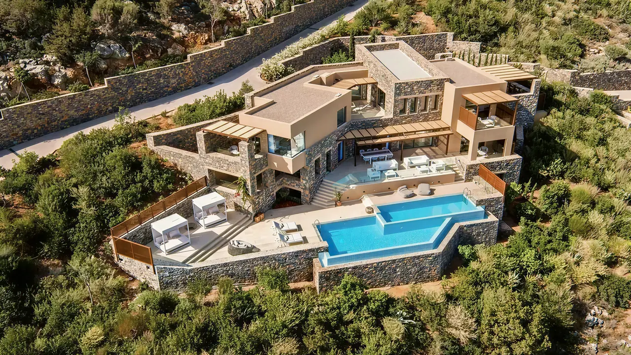 Widok na kompleks Daios Cove Luxury Resort & Villas z basenem