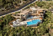 Widok na kompleks Daios Cove Luxury Resort & Villas z basenem
