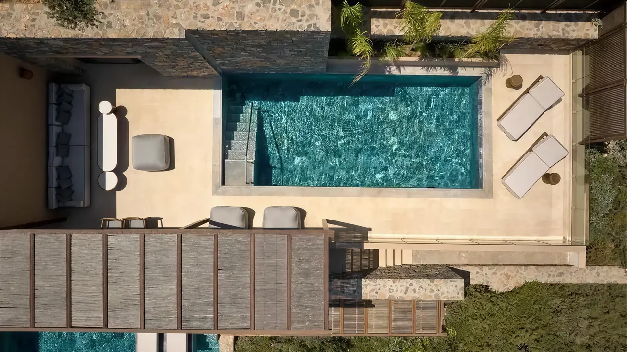 Prywatny basen i taras w Daios Cove Luxury Resort & Villas