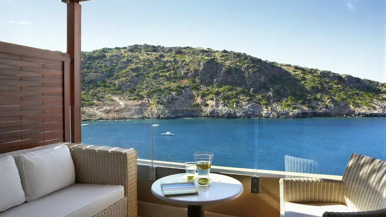 Taras z widokiem na morze w Daios Cove Luxury Resort & Villas