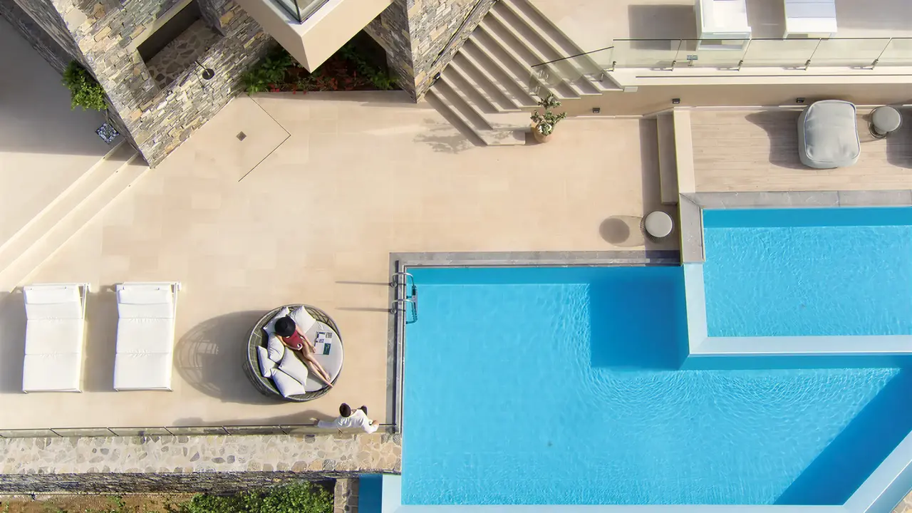 Basen i strefa wypoczynku w Daios Cove Luxury Resort & Villas