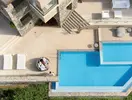 Basen i strefa wypoczynku w Daios Cove Luxury Resort & Villas