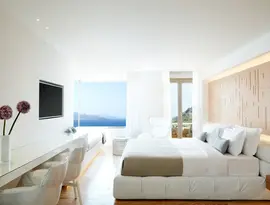 Jasna sypialnia w hotelu Daios Cove Luxury Resort & Villas z widokiem