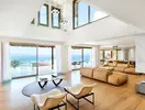 Nowoczesny salon w Daios Cove Luxury Resort & Villas z widokiem na morze