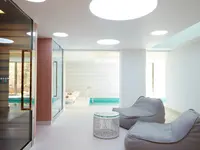 Strefa relaksu w Daios Cove Luxury Resort & Villas z basenem