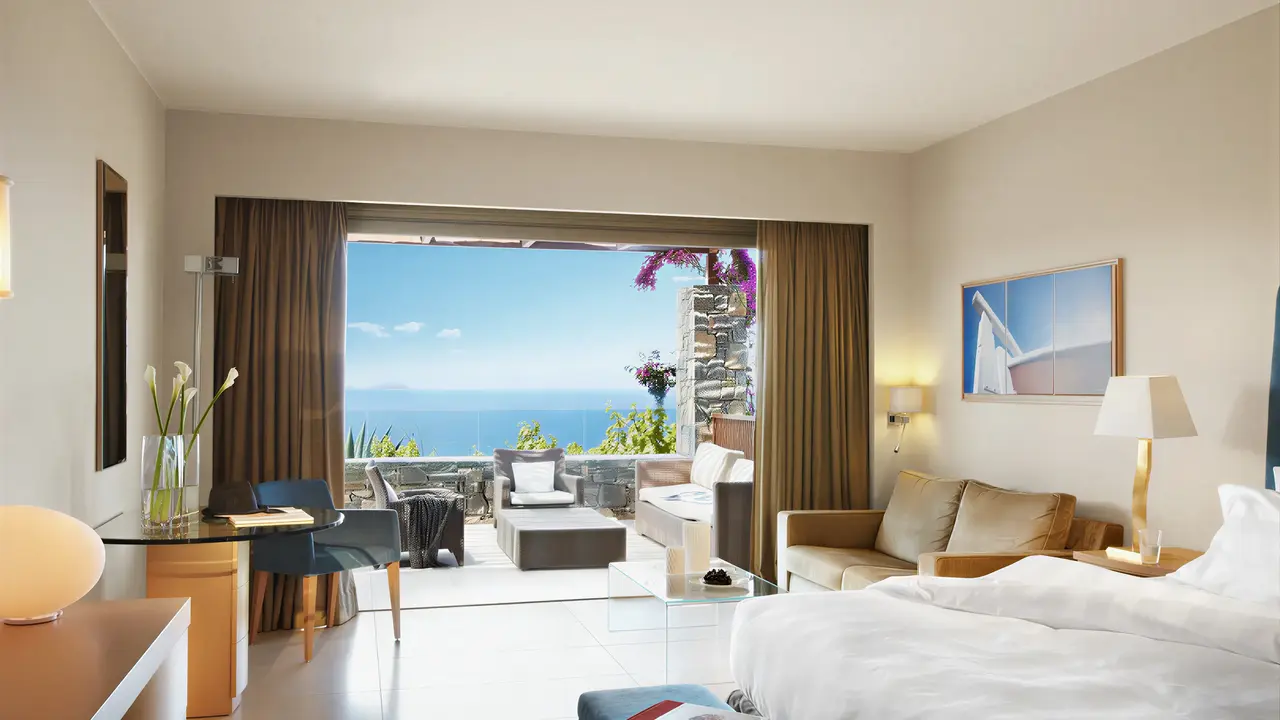 Nowoczesny pokój z tarasem w Daios Cove Luxury Resort & Villas