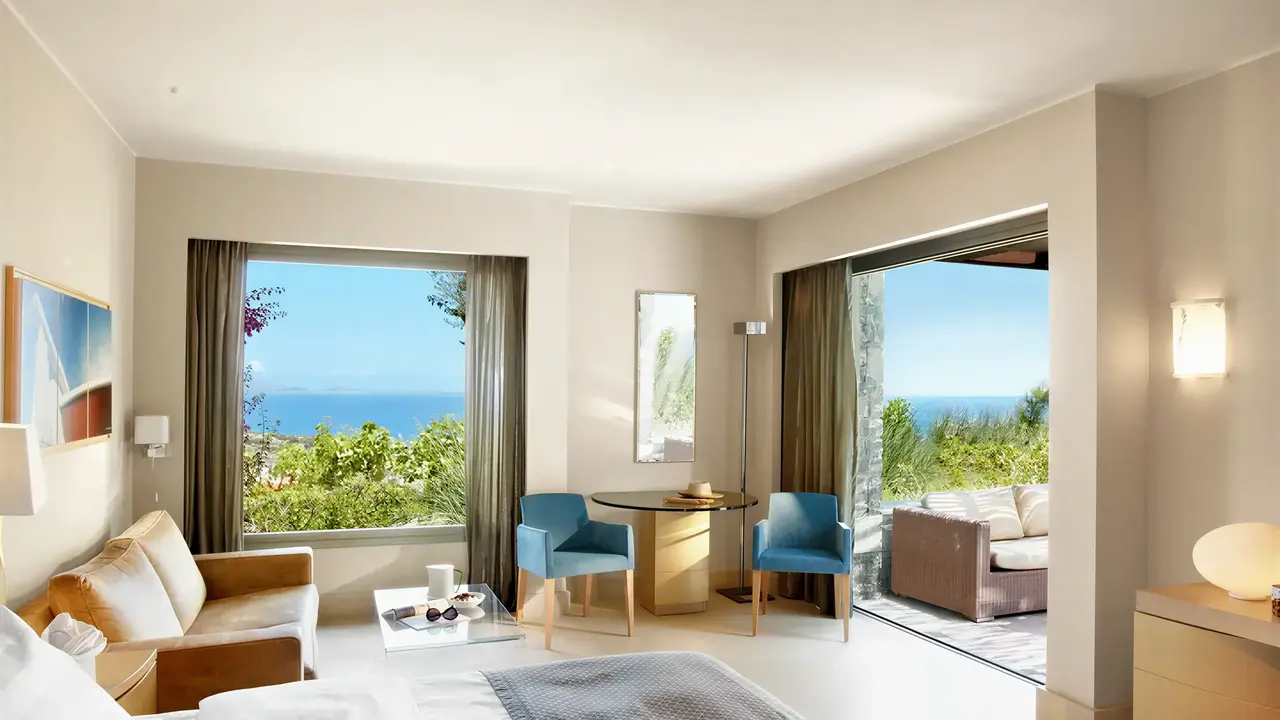 Nowoczesny pokój z widokiem w Daios Cove Luxury Resort & Villas