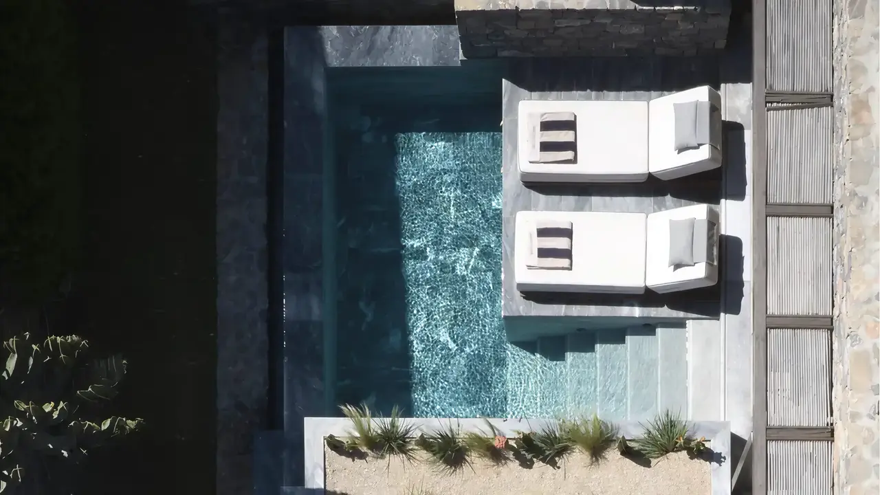 Prywatny basen i leżaki w Daios Cove Luxury Resort & Villas