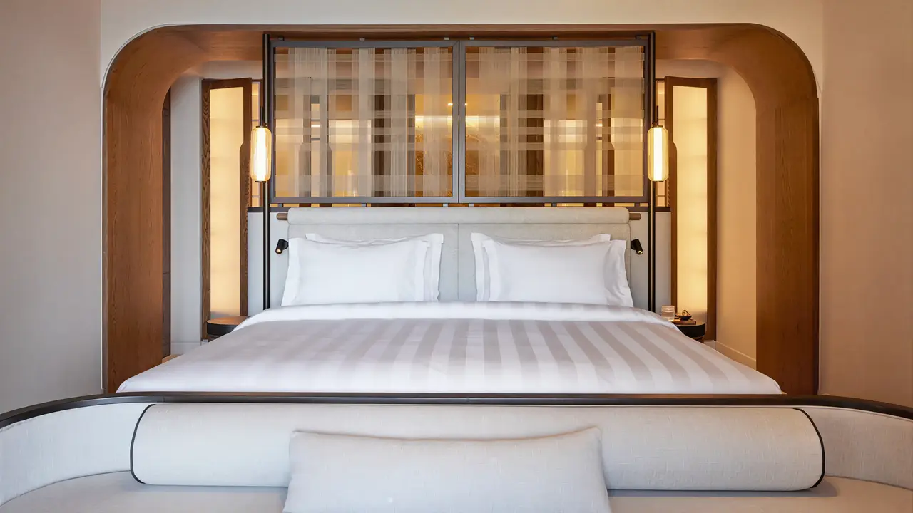Przytulna sypialnia w Daios Cove Luxury Resort & Villas z białym łóżkiem