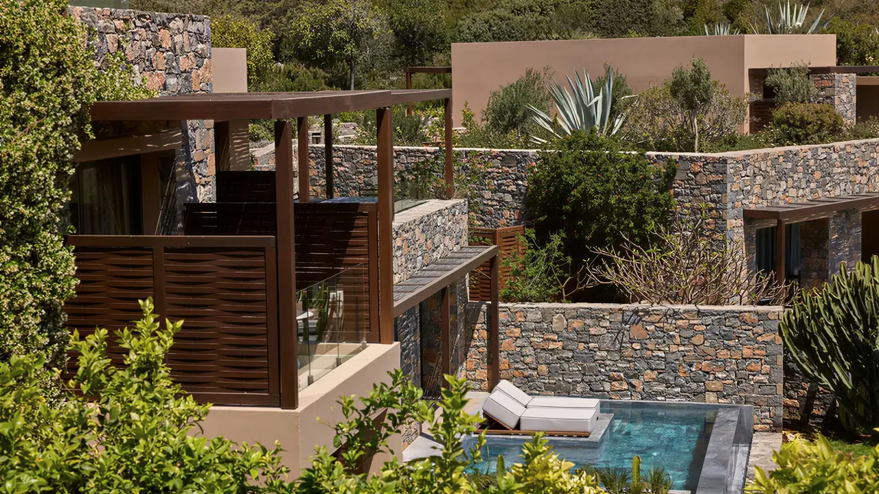 Prywatny basen i taras w Daios Cove Luxury Resort & Villas