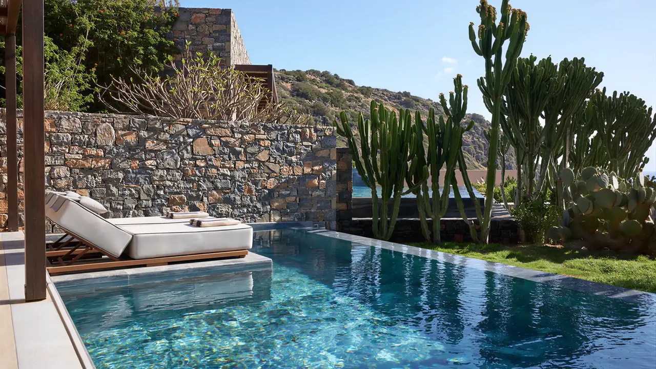 Prywatny basen i leżaki w Daios Cove Luxury Resort & Villas