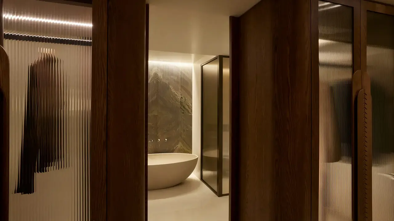 Nowoczesna łazienka w Daios Cove Luxury Resort & Villas z wolnostojącą wanną