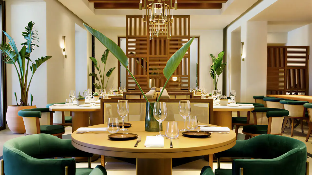 Elegancka restauracja w Daios Cove Luxury Resort & Villas z okrągłymi stołami