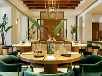Elegancka restauracja w Daios Cove Luxury Resort & Villas z okrągłymi stołami