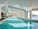 Kryty basen z widokiem w Daios Cove Luxury Resort & Villas