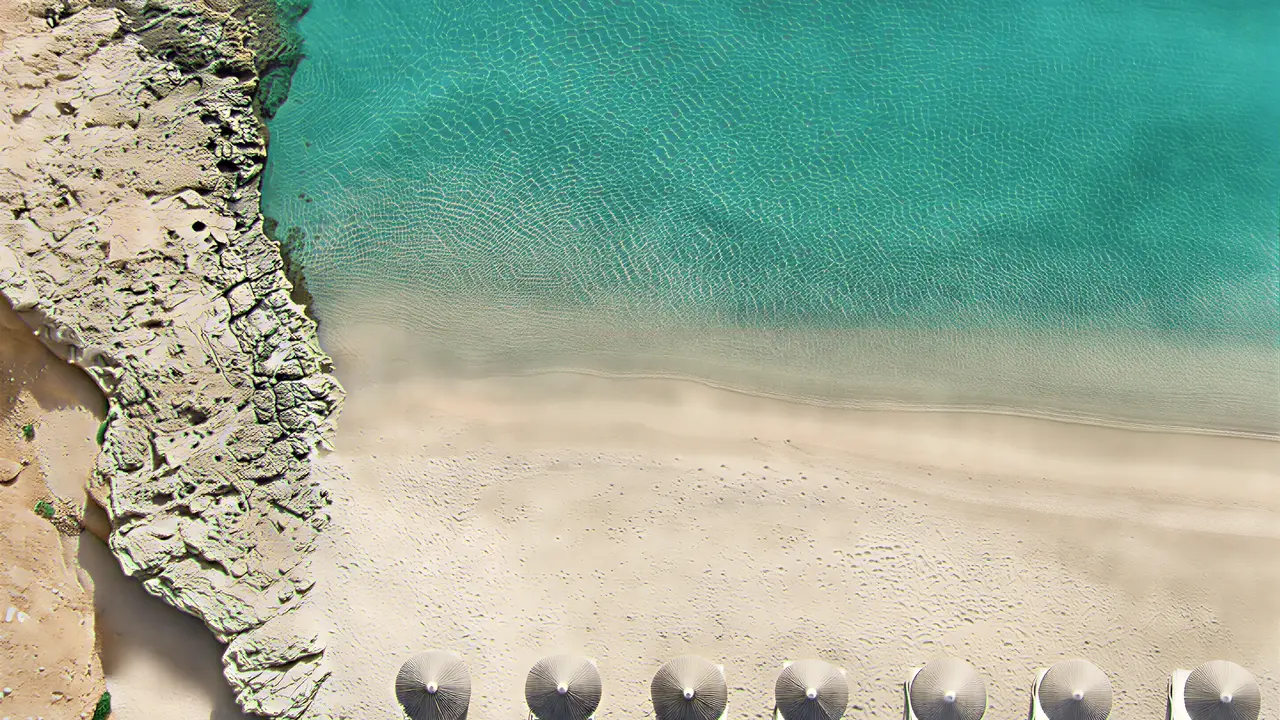 Plaża z parasolami w Daios Cove Luxury Resort & Villas