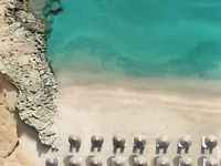 Plaża z parasolami w Daios Cove Luxury Resort & Villas