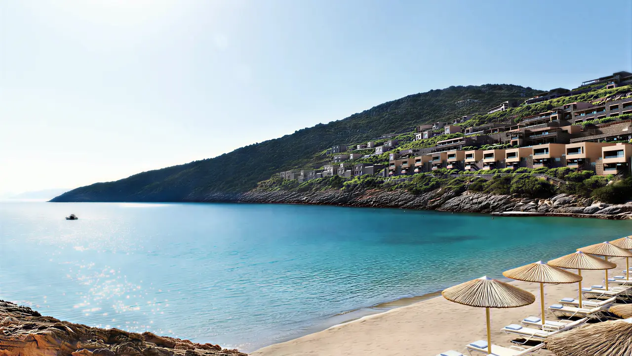 Plaża z parasolami i leżakami w Daios Cove Luxury Resort & Villas