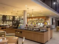 Bufet śniadaniowy w hotelu Deevana Plaza Krabi Aonang