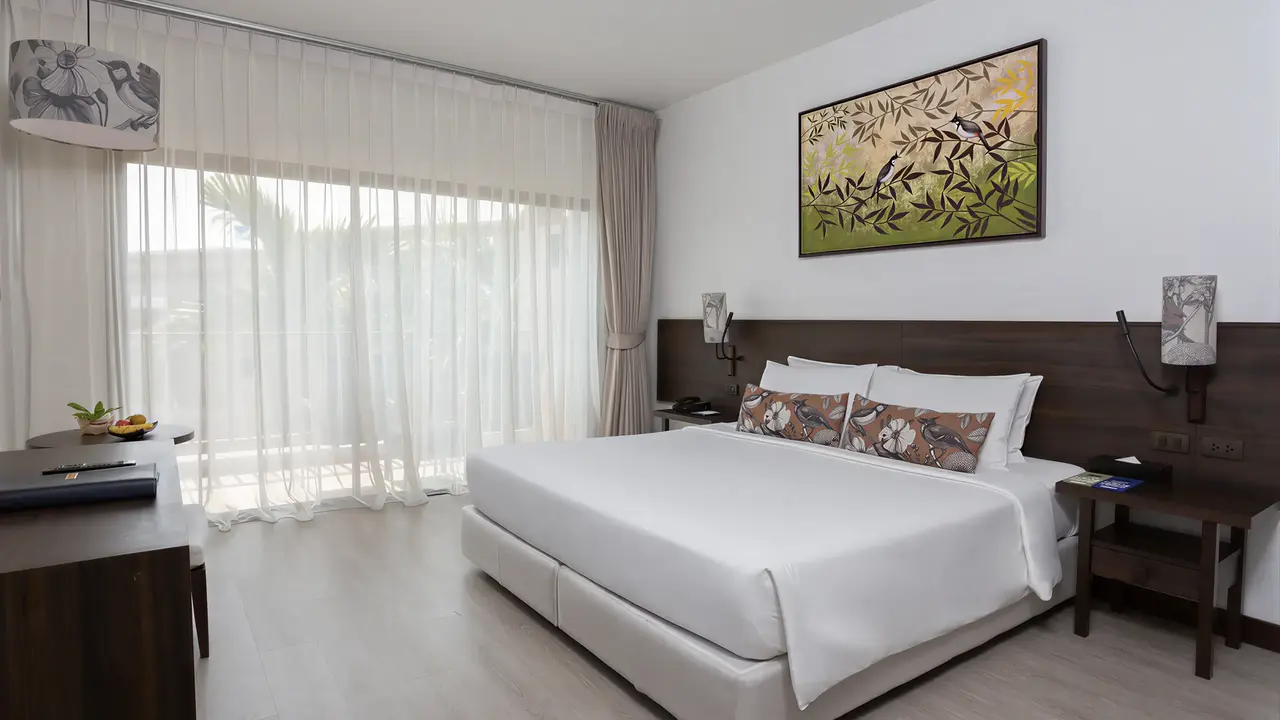 Sypialnia z dużym łóżkiem w Deevana Plaza Krabi Aonang