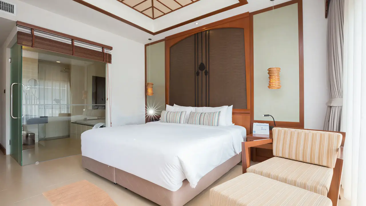 Sypialnia w hotelu Deevana Plaza Krabi Aonang z dużym łóżkiem