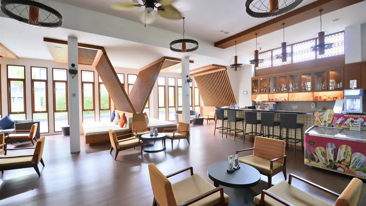 Lobby bar z wysokimi krzesłami w Deevana Plaza Krabi Aonang