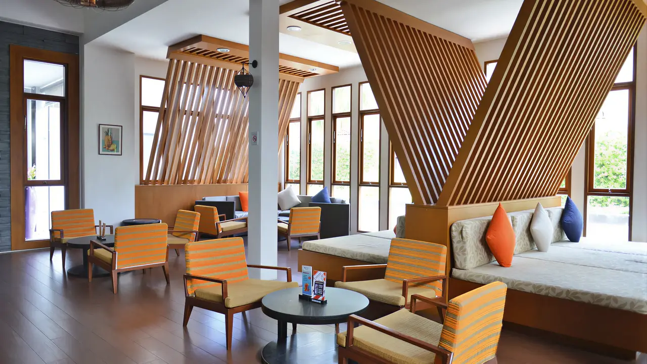 Wnętrze wspólnego salonu w Deevana Plaza Krabi Aonang
