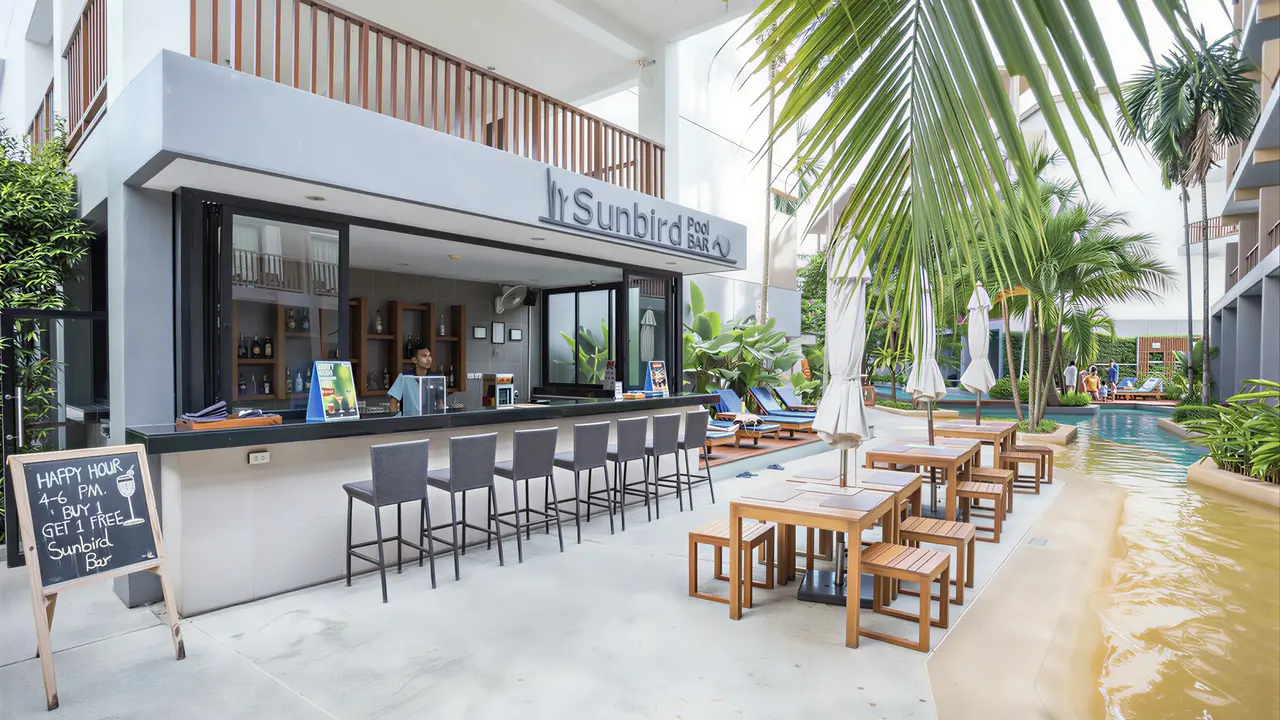 Bar nad basenem w Deevana Plaza Krabi Aonang