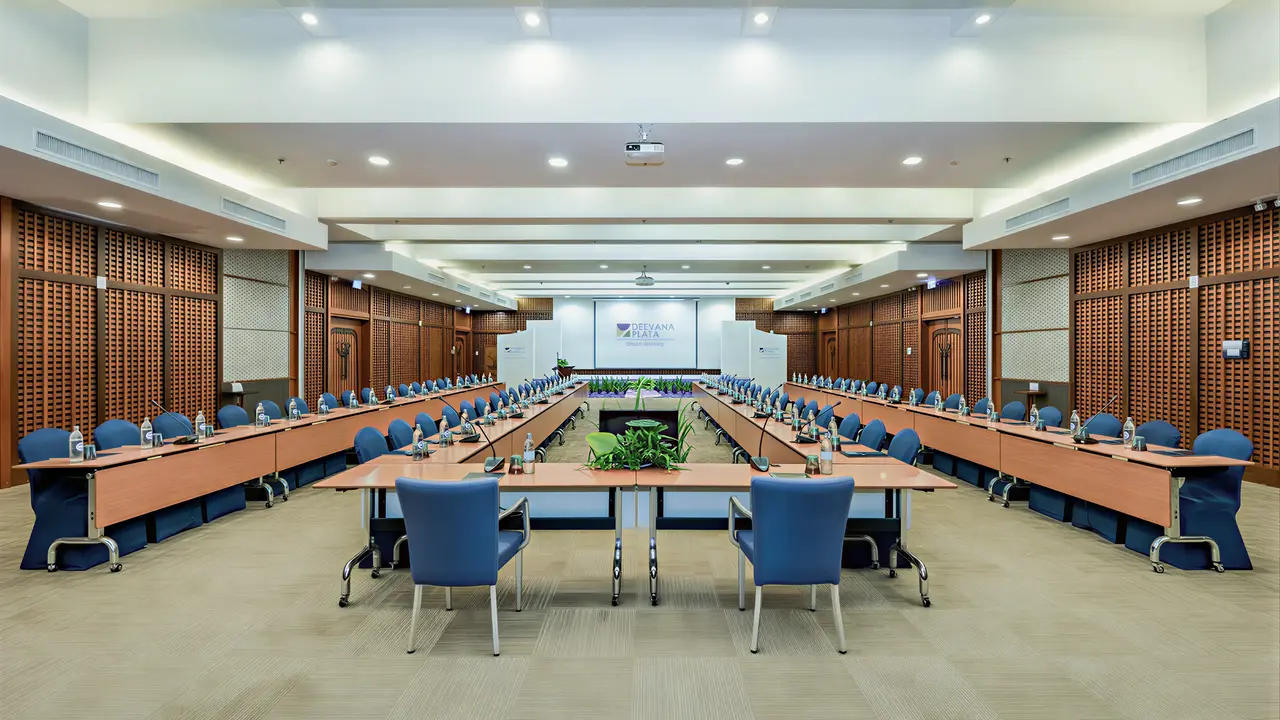 Sala konferencyjna w Deevana Plaza Krabi Aonang z rzędami stołów