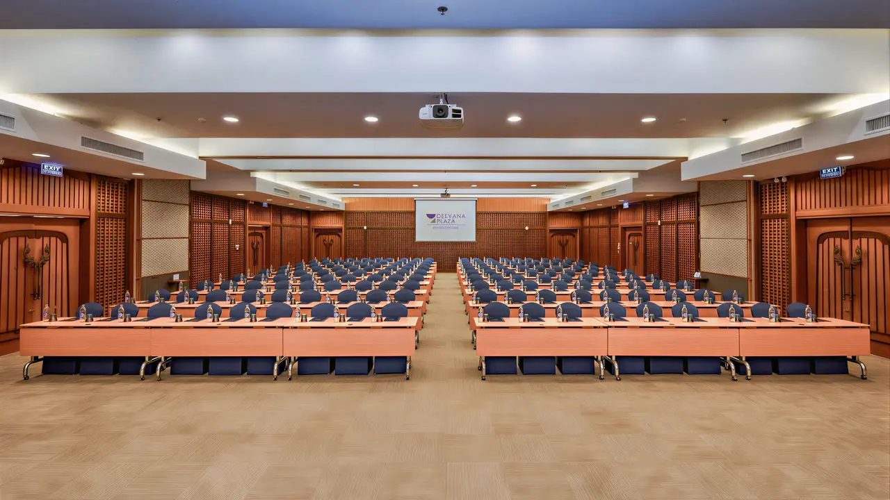 Sala konferencyjna w Deevana Plaza Krabi Aonang z rzędami stołów