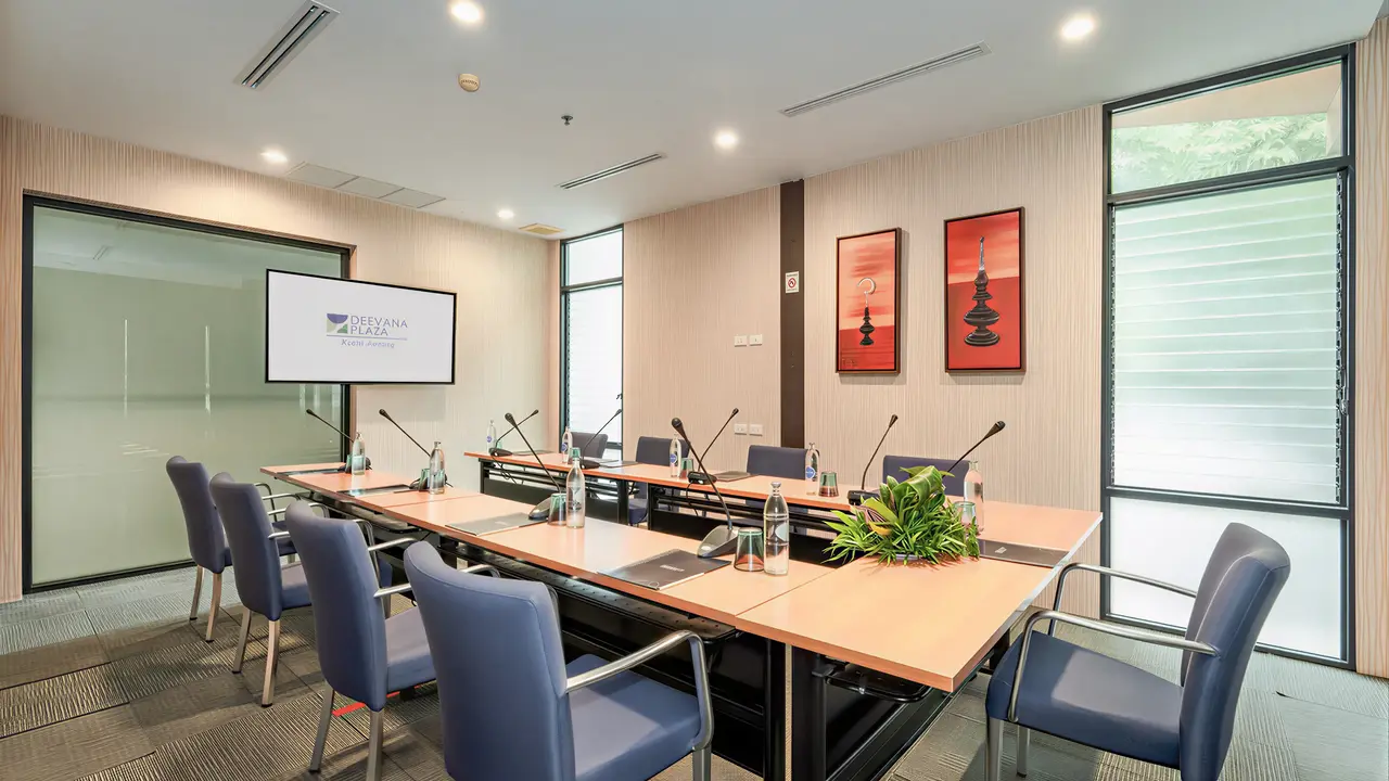Sala konferencyjna w Deevana Plaza Krabi Aonang z dużym stołem