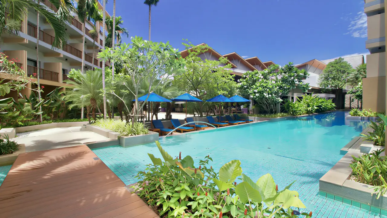 Basen z leżakami w hotelu Deevana Plaza Krabi Aonang