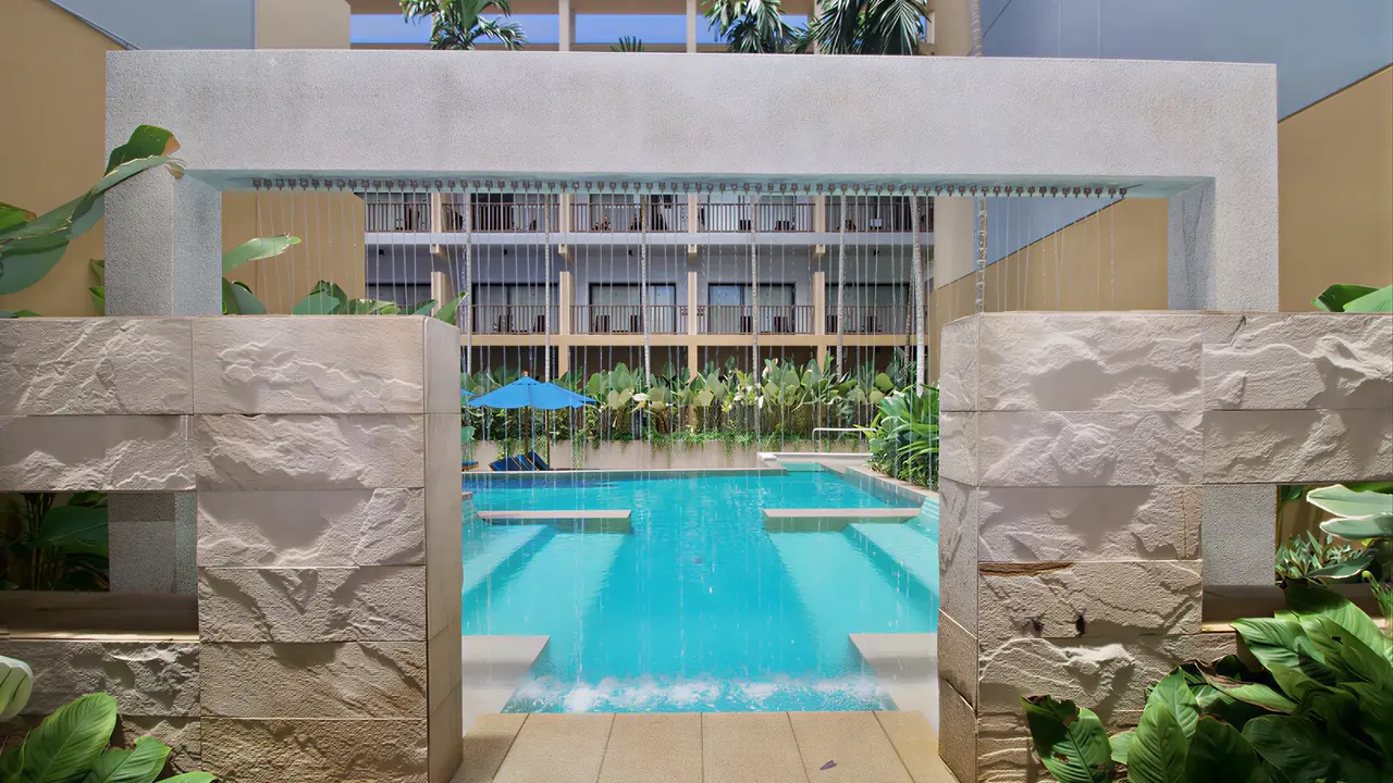 Basen z wodospadem w hotelu Deevana Plaza Krabi Aonang