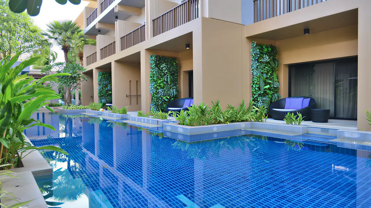 Basen przy budynku w Deevana Plaza Krabi Aonang