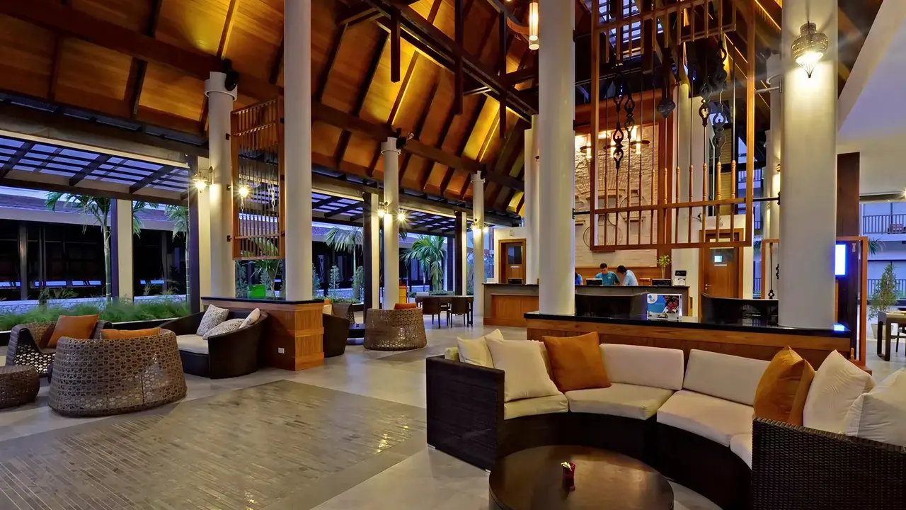 Wnętrze lobby z wygodnymi kanapami w Deevana Plaza Krabi Aonang