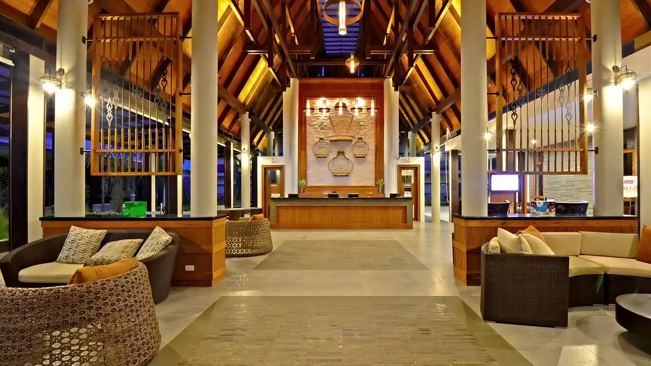Wnętrze eleganckiego lobby w Deevana Plaza Krabi Aonang