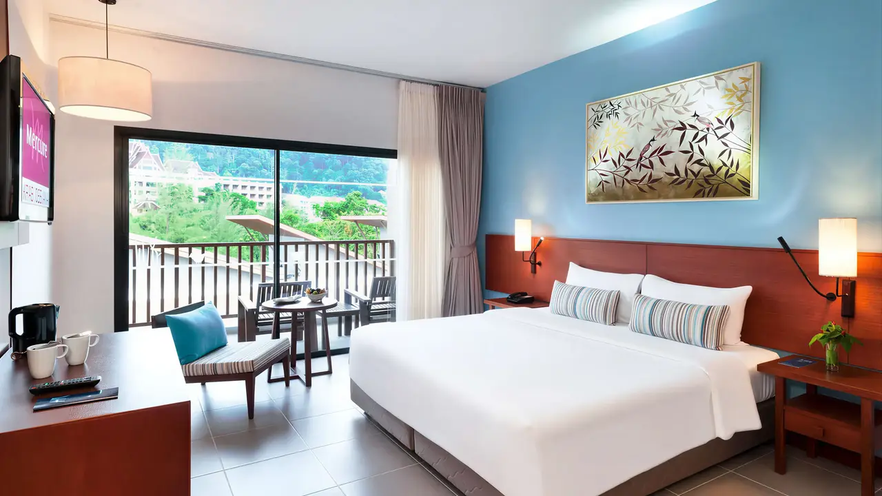 Sypialnia z widokiem na balkon w Deevana Plaza Krabi Aonang
