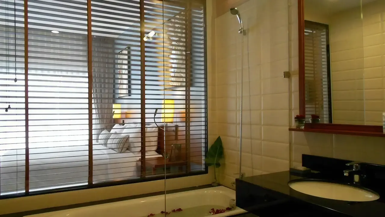 Łazienka z wanną w Deevana Plaza Krabi Aonang