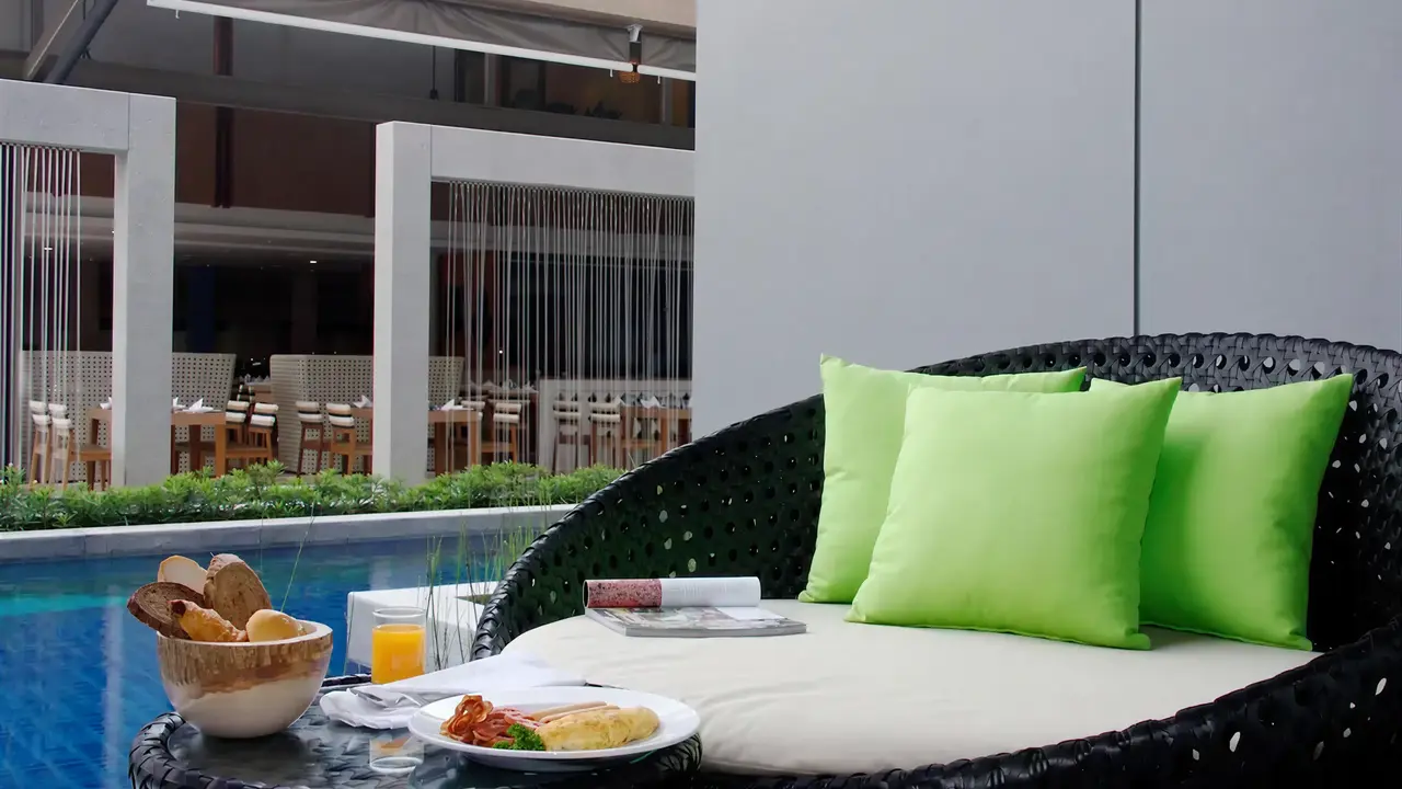 Leżak przy basenie w Deevana Plaza Krabi Aonang z posiłkiem