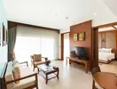 Salon i sypialnia w apartamencie Deevana Plaza Krabi Aonang