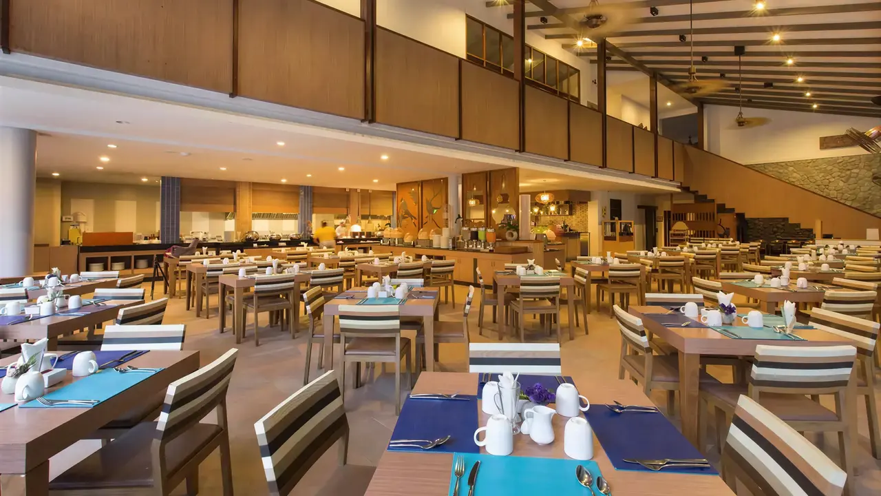 Restauracja w Deevana Plaza Krabi Aonang z nakrytymi stołami