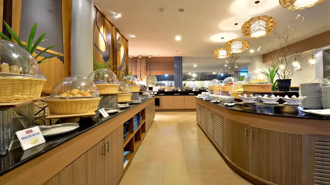 Bufet śniadaniowy w hotelu Deevana Plaza Krabi Aonang